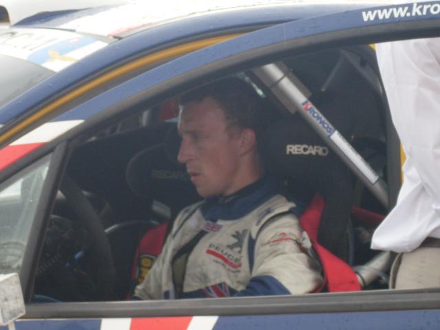 Meeke continua em prova