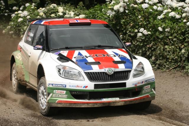 Mikkelsen surge cauteloso na partida para a terceira etapa