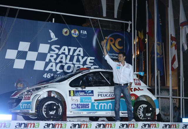 Pilotos recebem primeiro banho de multidão 