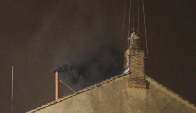 Fumo negro na chaminé do Vaticano