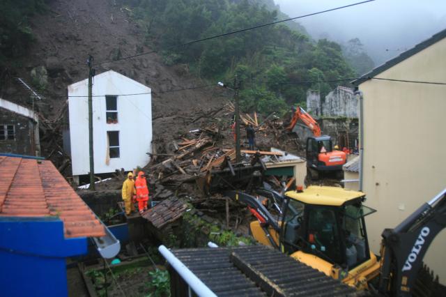 Mais de 50 bombeiros procuram desaparecidos no Faial da Terra