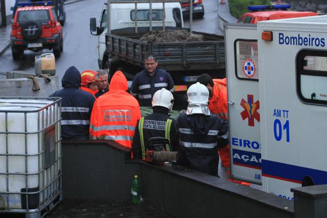 Homem morre soterrado a proteger a filha