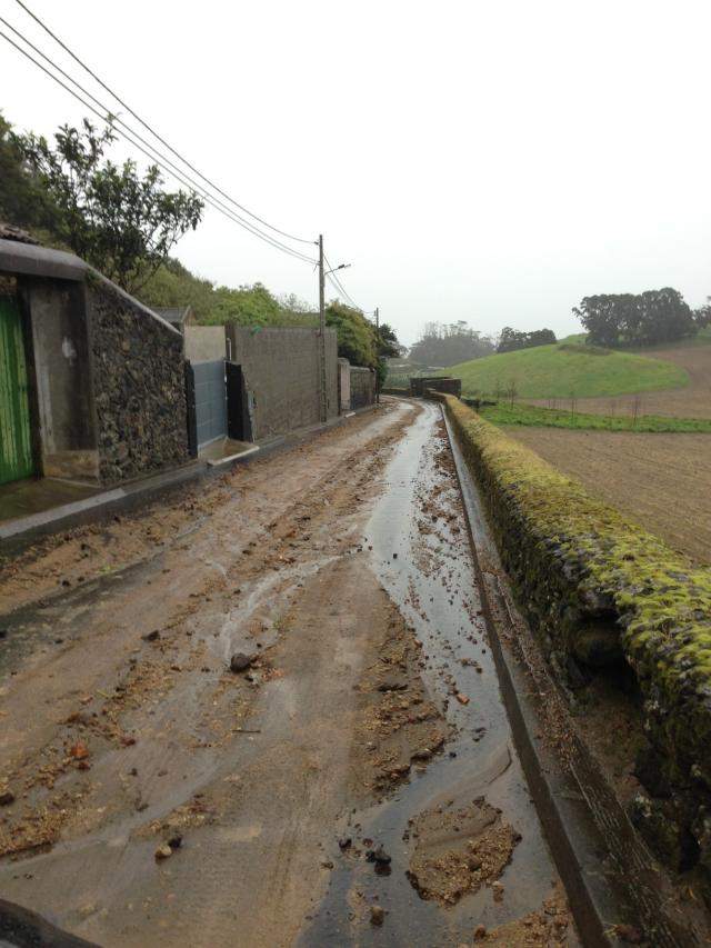 Caminho da Portela intransitável durante a manhã