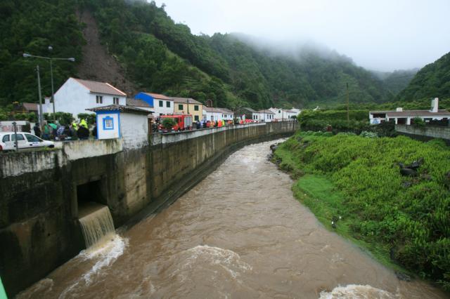 Chuva continua a impedir regresso a casa de famílias no Faial da Terra