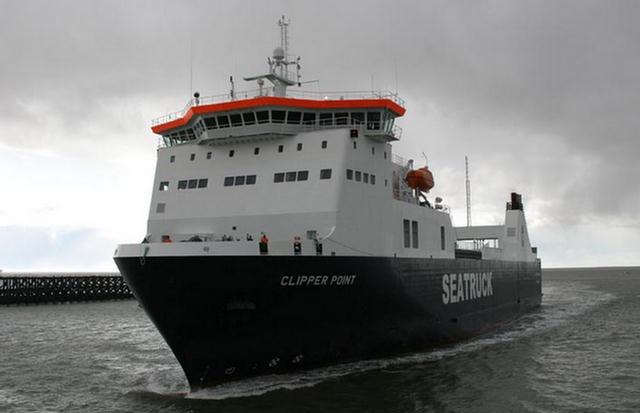 Carros dos pilotos do SATA Rallye Açores a caminho de Ponta Delgada