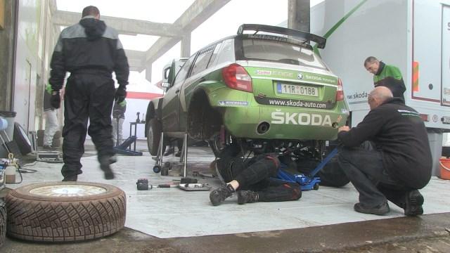 Jan Kopecky indiferente à chuva e ao nevoeiro (vídeo)