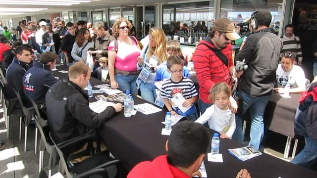 Graúdos e mais pequenos encheram sessão de autógrafos (vídeo)