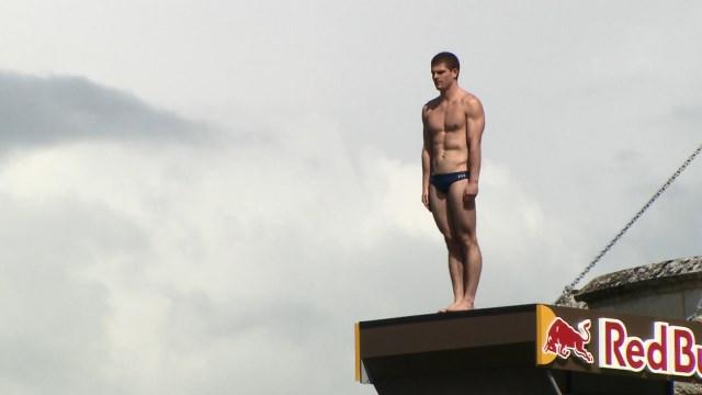 Caminhar até à borda da plataforma (vídeo)