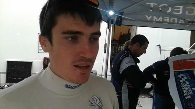 Craig Breen cai de joelhos (vídeo)