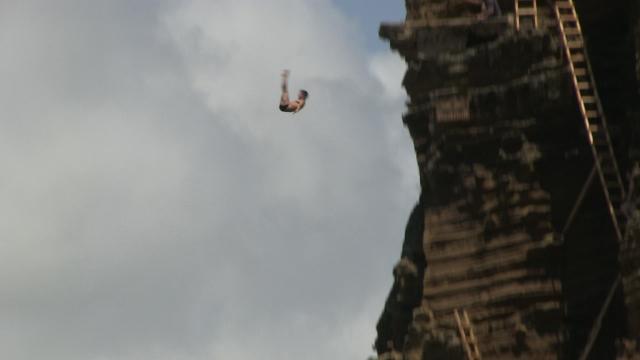 LoBue e Duque saltam do monólito para a dianteira (vídeo)