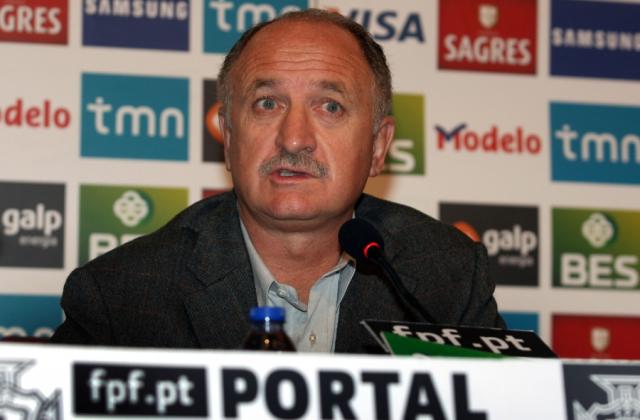  Scolari mostra primeiro "onze" com luta em aberto para quatro posições