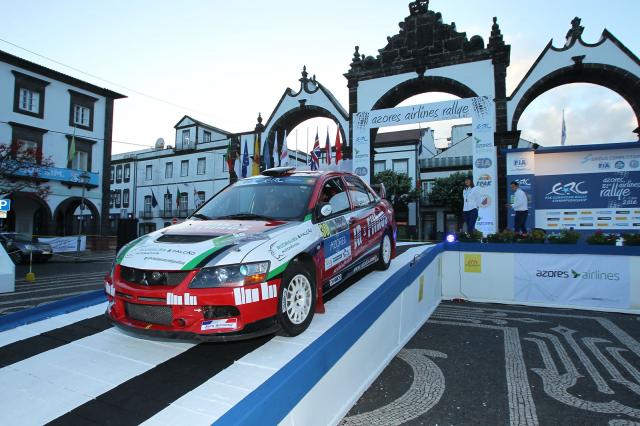 Equipas desfilam no pódio das Portas da Cidade
