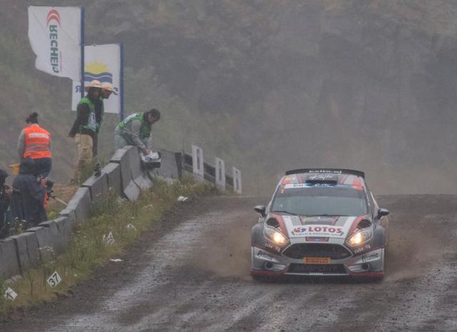 "Katjo" assalta primeiro lugar, Moura reentra no pódio