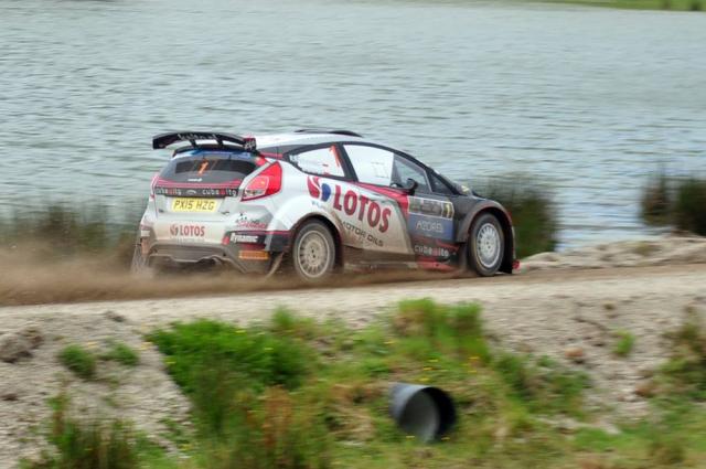 Kajetanowicz ganha vantagem no nevoeiro das Sete Cidades