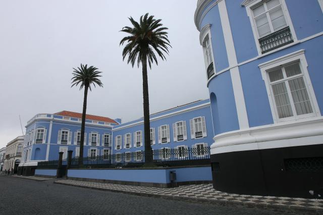 Parlamento dos Açores condecora 25 personalidades e instituições no Dia da Região
