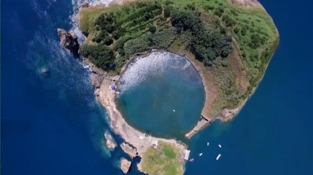 Saltos feitos da rocha proporcionam líderes improváveis no final do primeiro dia (vídeo)