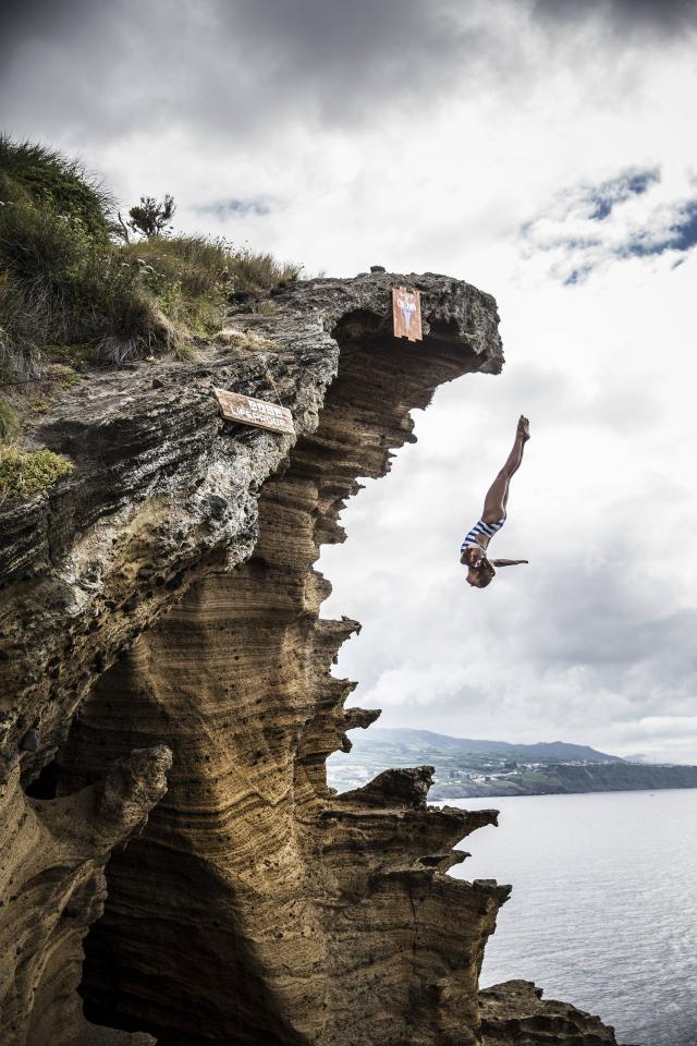 Saltos feitos da rocha proporcionam líderes improváveis no final do primeiro dia (vídeo)