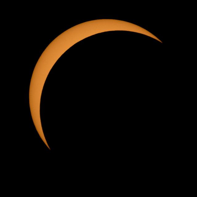 Céu pouco nublado ou limpo durante o eclipse total do Sol