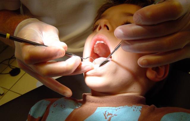 Dois milhões de cheques-dentista para crianças e jovens nunca foram usados