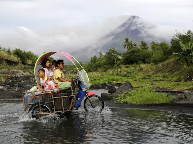 Atividade do vulcão Mayon nas Filipinas obriga à retirada de 300 famílias