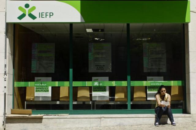 Número de casais no desemprego recua 9,7% em março