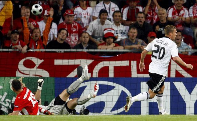 "Traidor" Podolski bisa em triunfo da Alemanha sobre Polónia