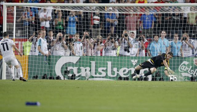 Casillas coloca a Espanha nas meias-finais, 24 anos depois