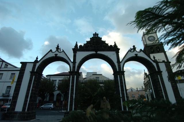 Concorrentes desfilam hoje pelas Portas da Cidade