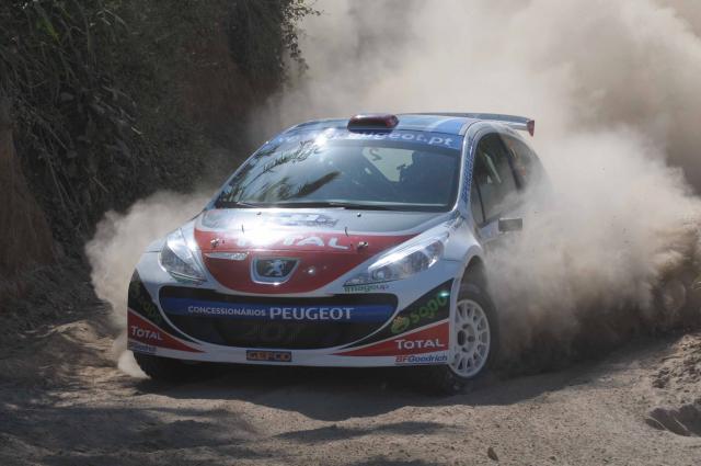 Bruno Magalhães lidera SATA Rallye Açores