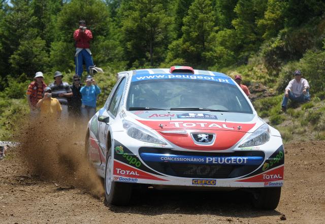 Magalhães domina mas lamenta situações estranhas