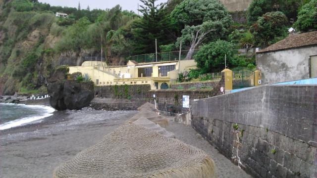 Praia dos Pelames na Povoação interdita a banhos