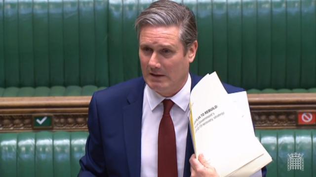 Starmer recusa demitir-se e desafia candidatos a desencadearem eleição interna 