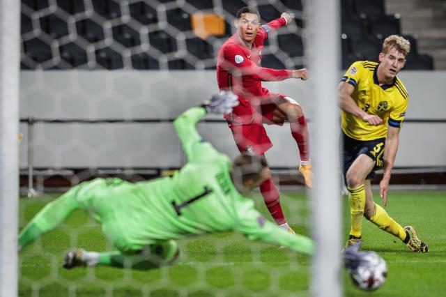 Ronaldo diz que seleção está pronta para "elevar bem alto Portugal"