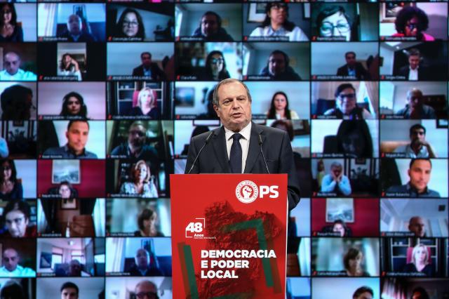 Carlos César reeleito presidente do PS