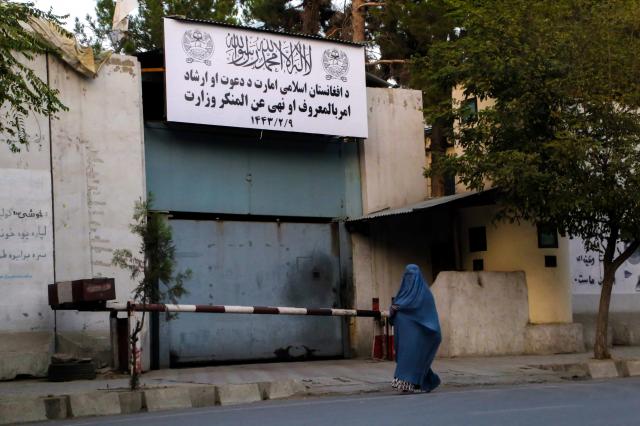 Justiça iraniana adverte mulheres que saiam à rua "nuas" sem véu islâmico