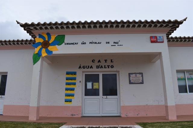 "Crianças são pétalas de paz."- Debbie Villela