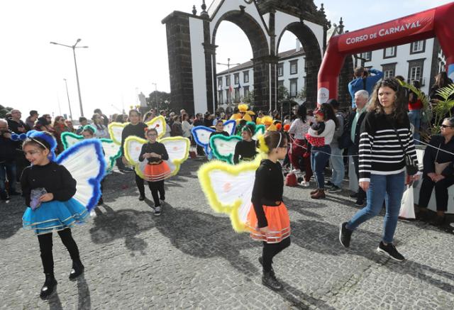 Ponta Delgada celebra Carnaval com desfiles, bailes e Batalha das Limas