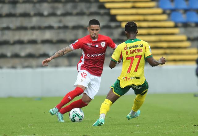 Lateral Lucas Soares renova com o Santa Clara até junho de 2029