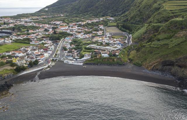 Praia dos Mosteiros interdita a banhos devido a água contaminada