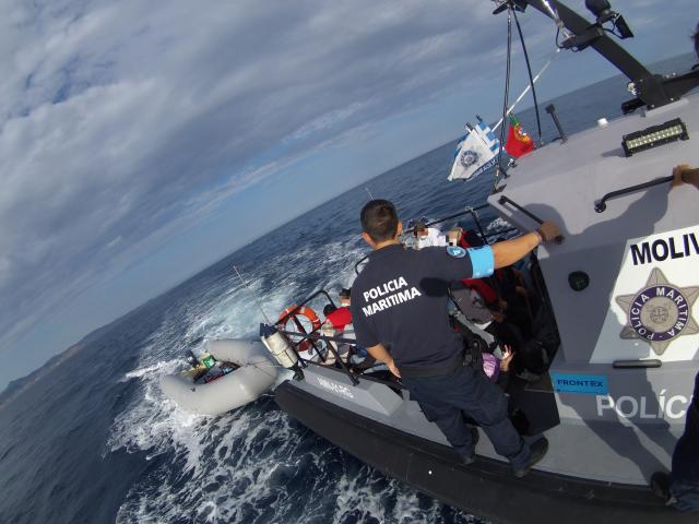 Polícia Marítima portuguesa resgata 32 pessoas na Grécia