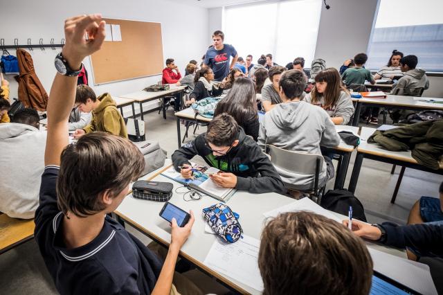 FAPA considera positiva a regulamentação do uso de telemóveis nas escolas