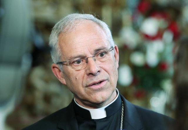 Bispo de Angra participa nas festas como peregrino entre o povo
