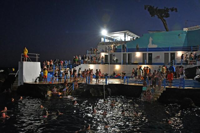 Mergulhos ao Luar regressam à piscina da Lagoa