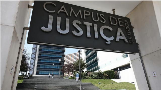 Testemunha recusa responder em tribunal alegando relação com Sócrates