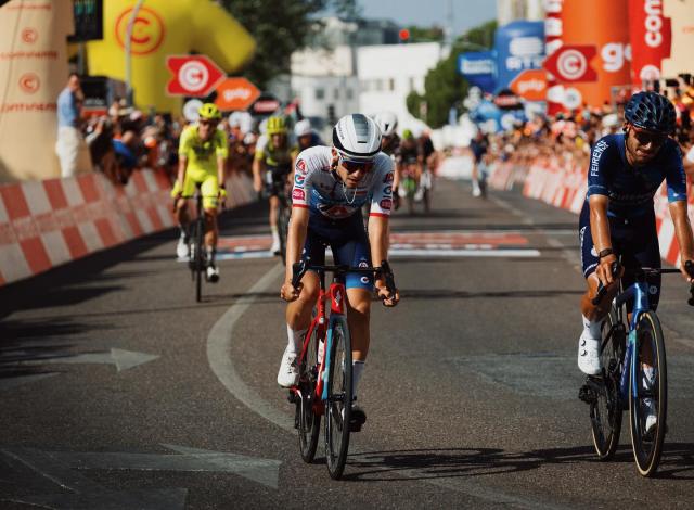 João Medeiros mantém 30.º lugar na Volta a Portugal