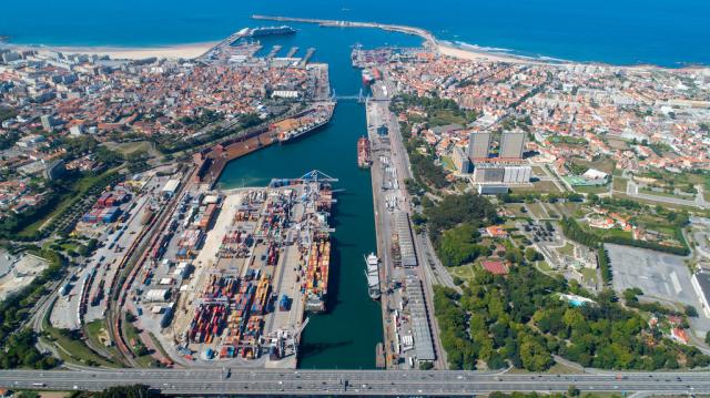 AT diz estar a trabalhar para resolver “aglomeração de contentores” no Porto de Leixões
