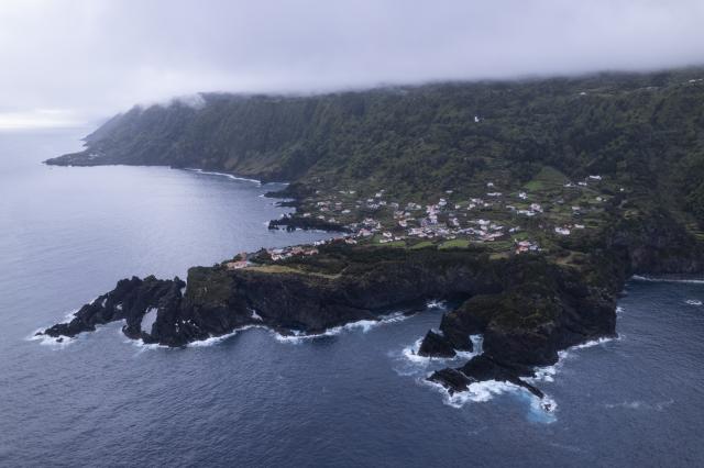 Câmara da Calheta acompanha situação de derrocada que cortou acesso à Fajã dos Cubres