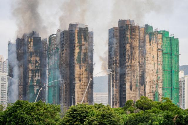 Macau apoia Hong Kong com 3,33 ME após incêndio que fez pelo menos 128 mortos