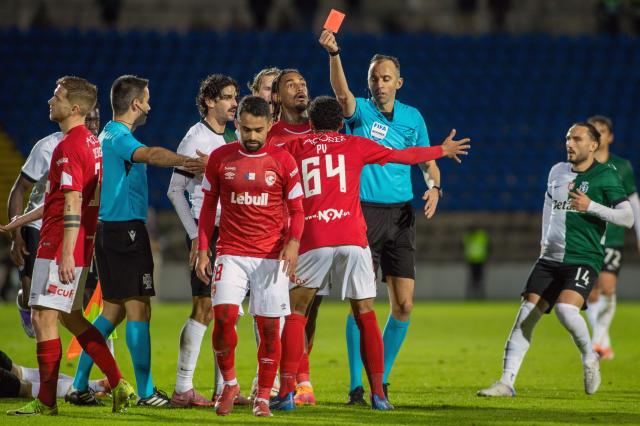 Santa Clara quer anulação de expulsão de Paulo Vitor e áudios do videoárbitro