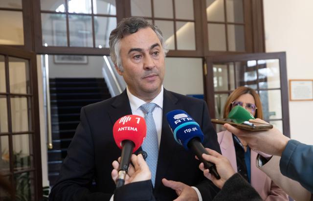 Ministro admite alargar até ao 9.º ano proibição de telemóveis nas escolas